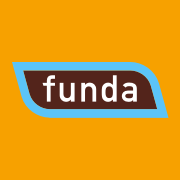 Funda-logo in een bruin vlak op een oranje achtergrond