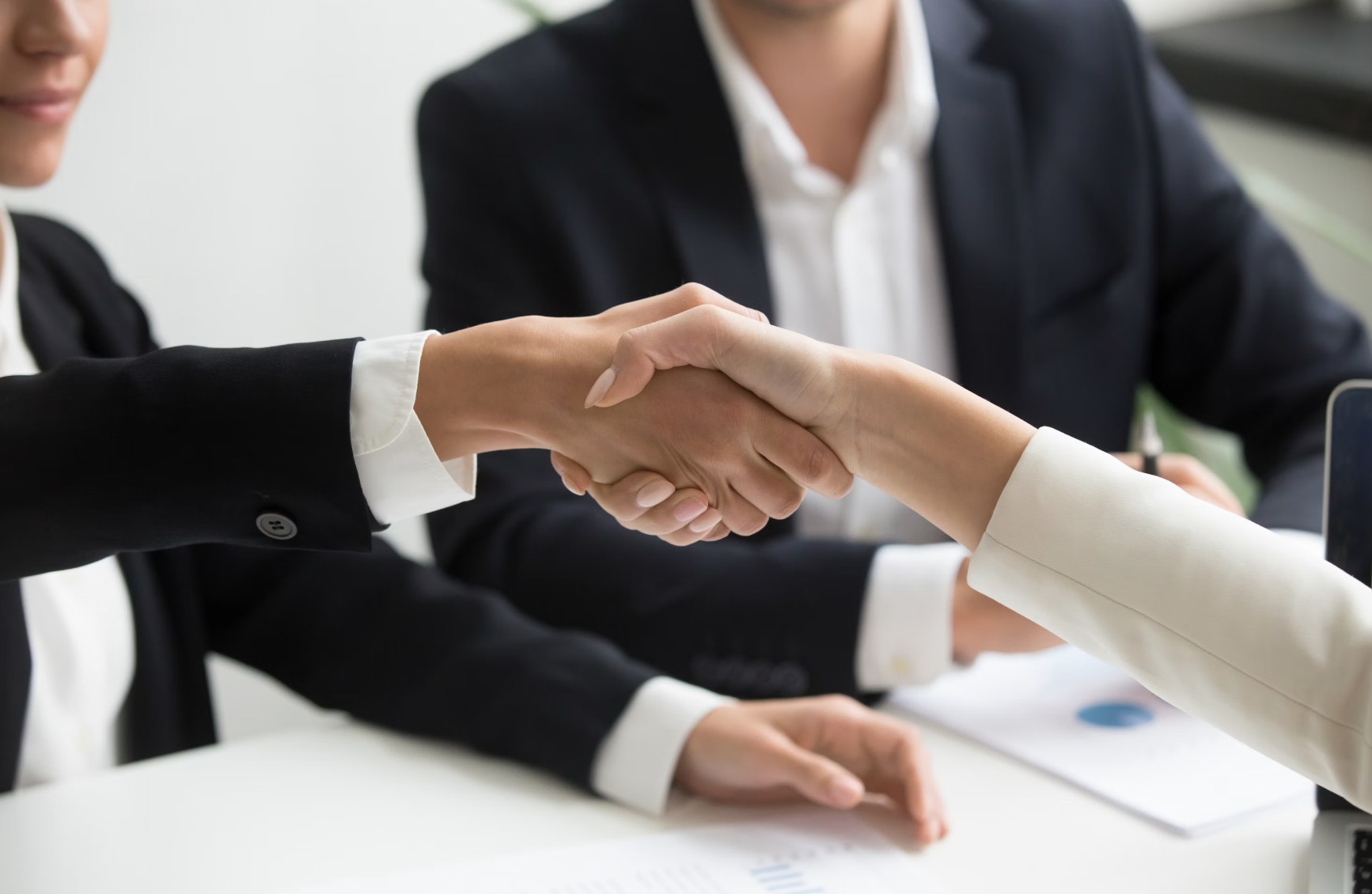 Adviesgesprek en handdruk na een succesvolle kennismaking met AI Personeelstraining